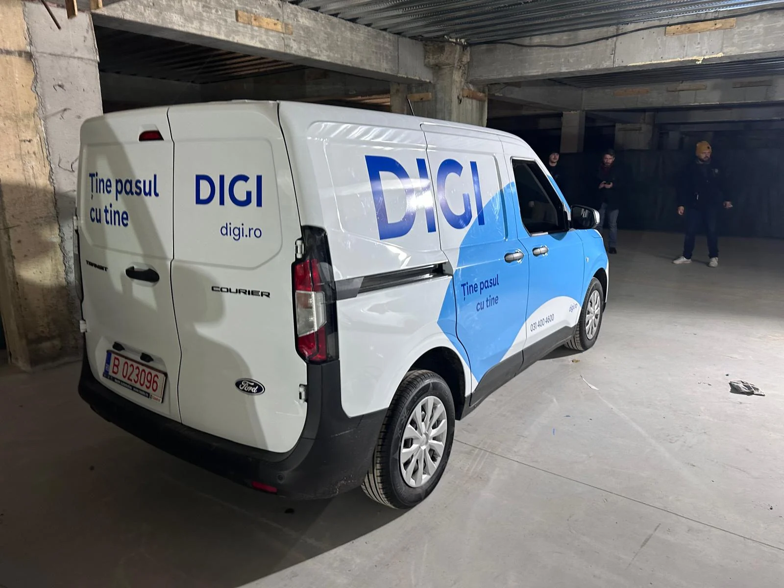 Autoutilitară DIGI cu grafică albastră
