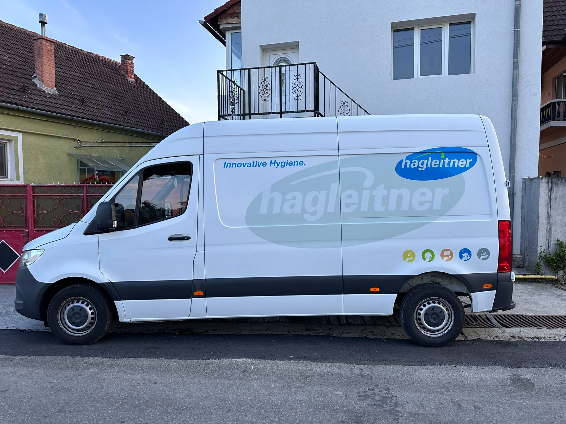 Autoutilitară Mercedes Sprinter cu logo și grafică Hagleitner, vedere laterală