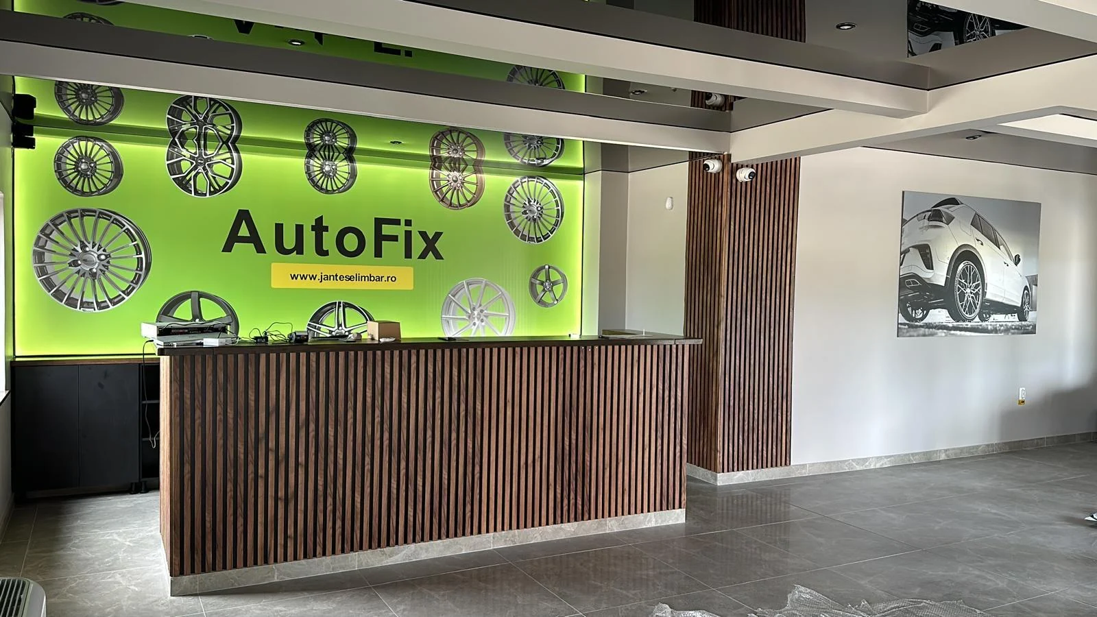 Perete personalizat în recepția AutoFIX