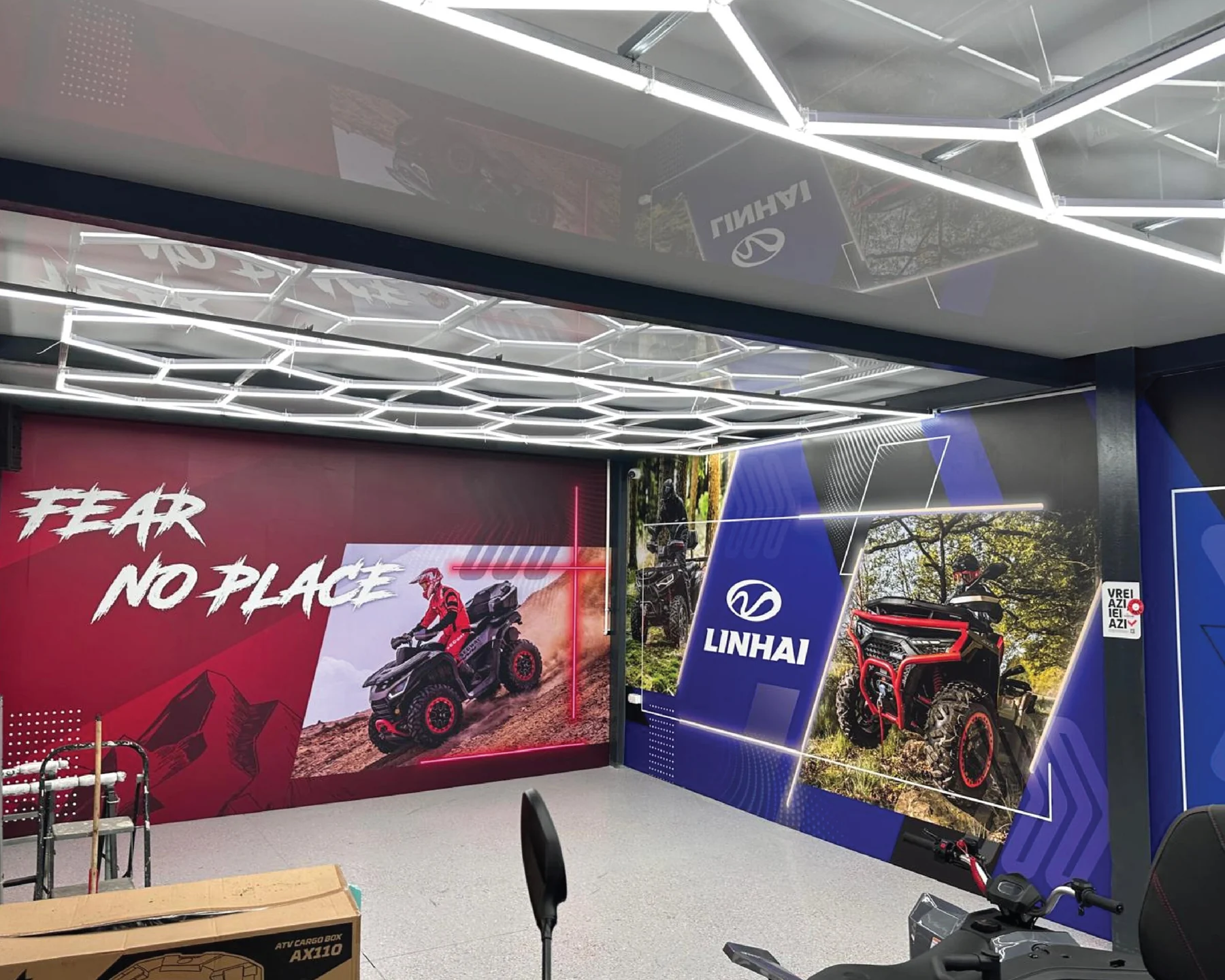 Colantări de pereți în showroom-ul ATV
