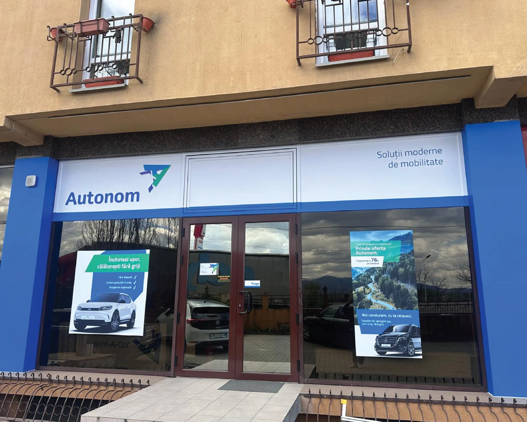 Personalizare fațadă și vitrine Autonom